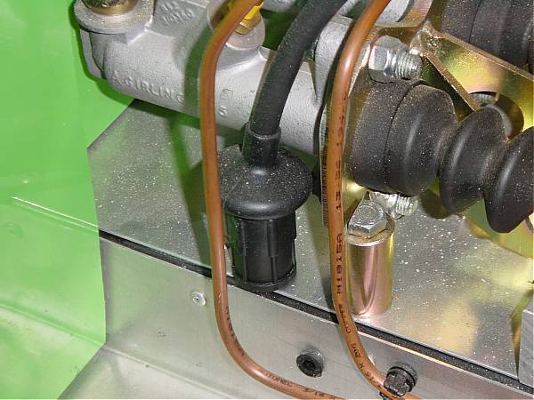 This LR Discovery throttle cable was shortened by one metre.
